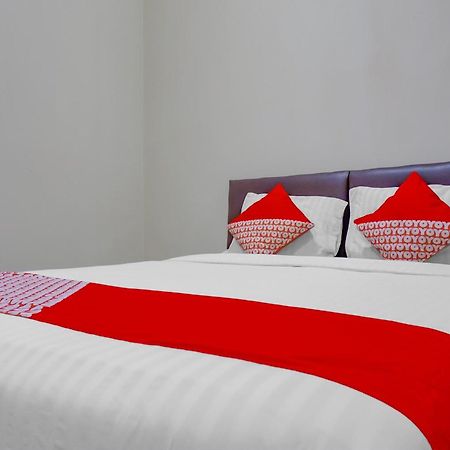 Oyo 117 Blueberry Homestay Джакарта Экстерьер фото