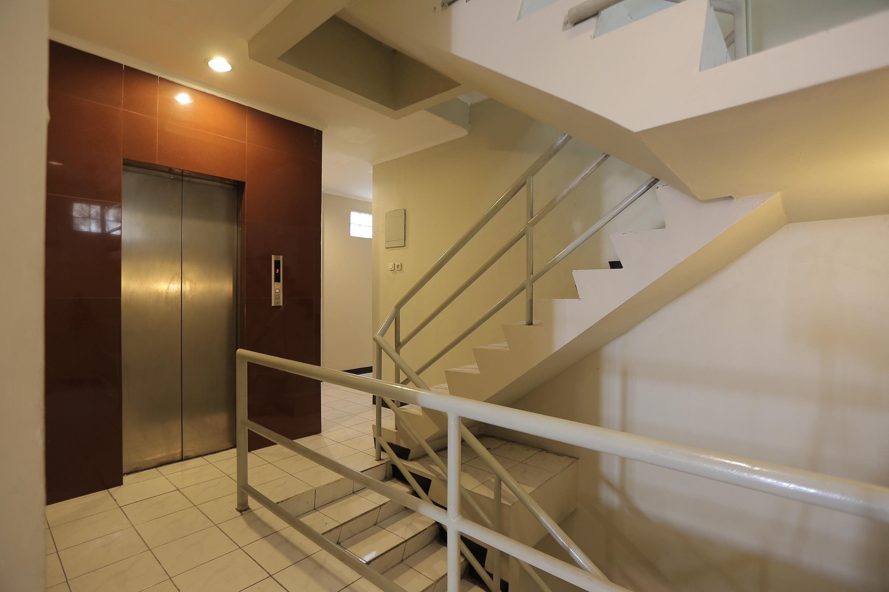 Oyo 117 Blueberry Homestay Джакарта Экстерьер фото