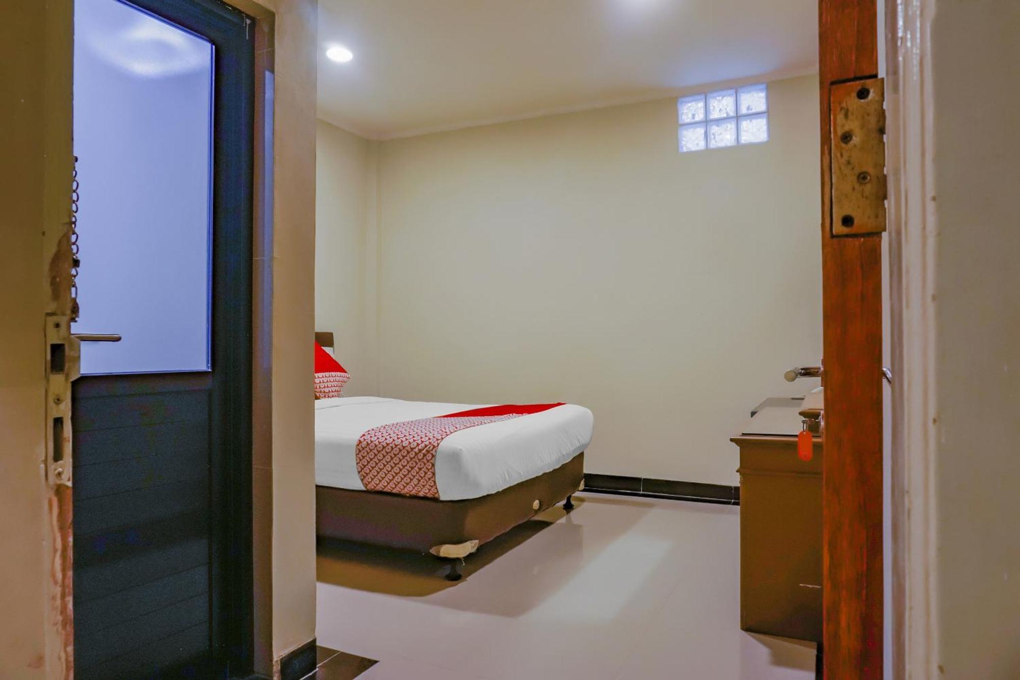 Oyo 117 Blueberry Homestay Джакарта Экстерьер фото