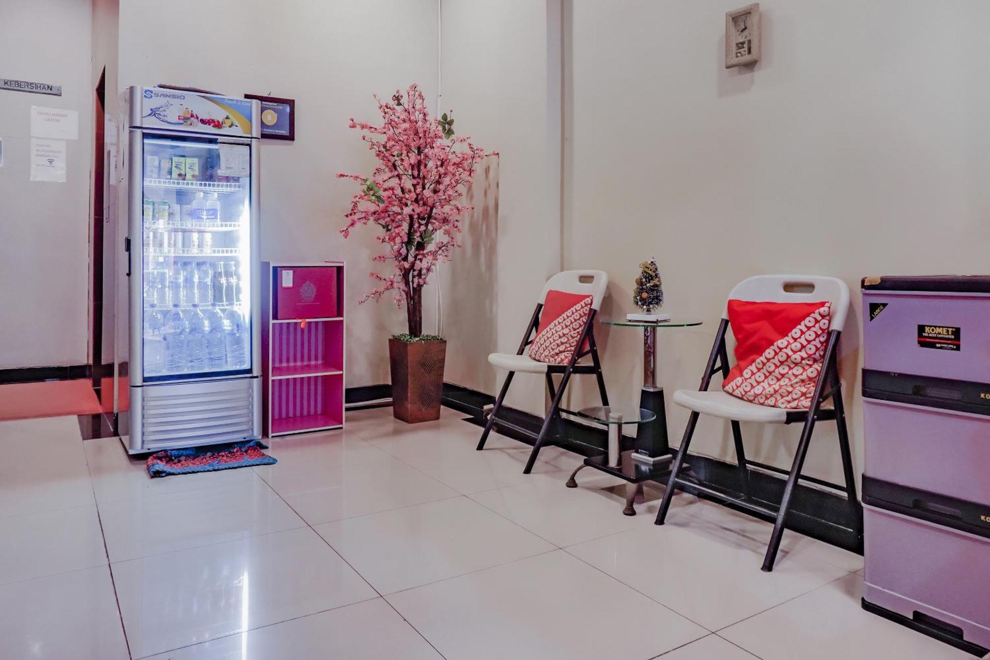 Oyo 117 Blueberry Homestay Джакарта Экстерьер фото