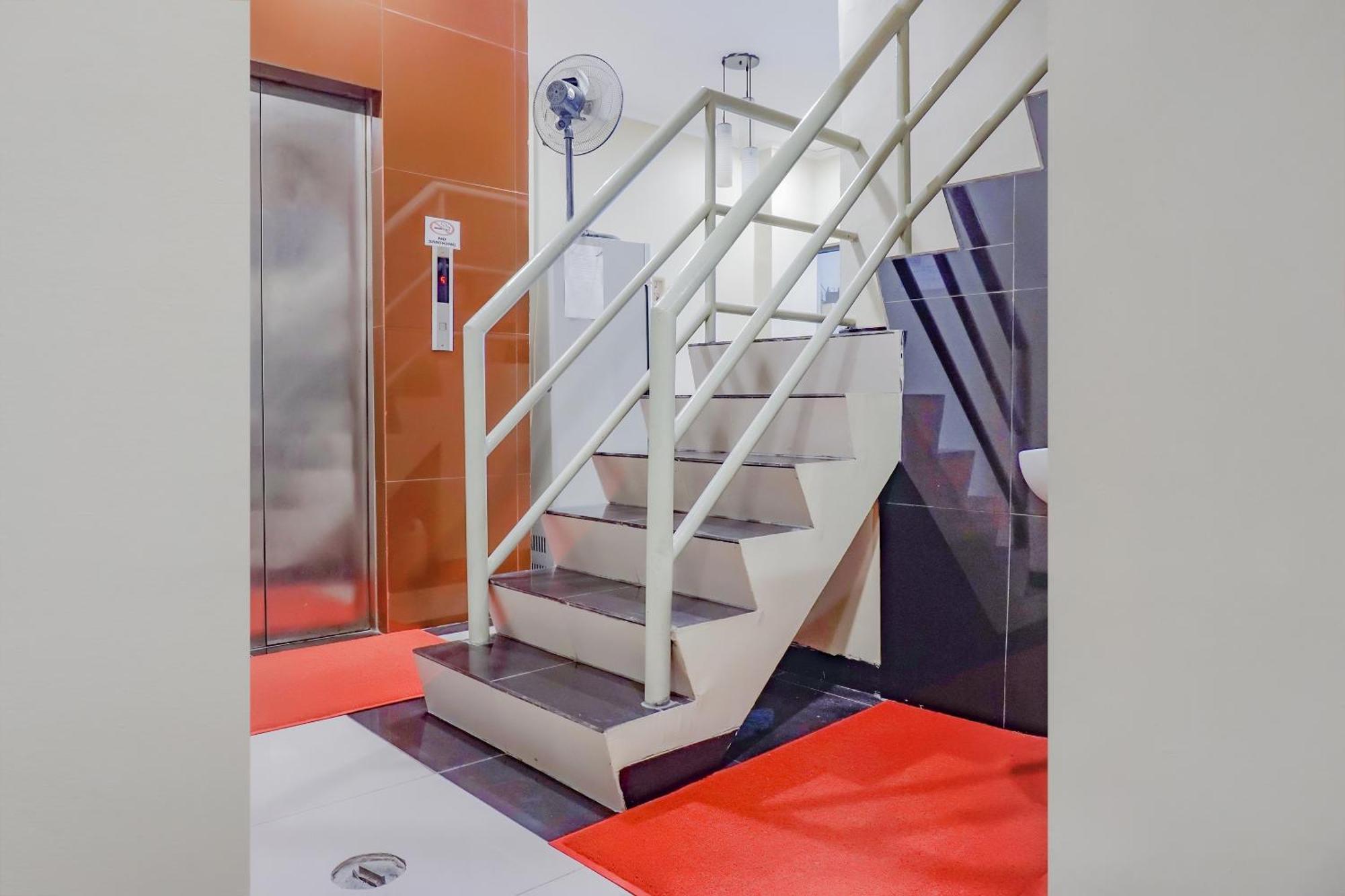 Oyo 117 Blueberry Homestay Джакарта Экстерьер фото
