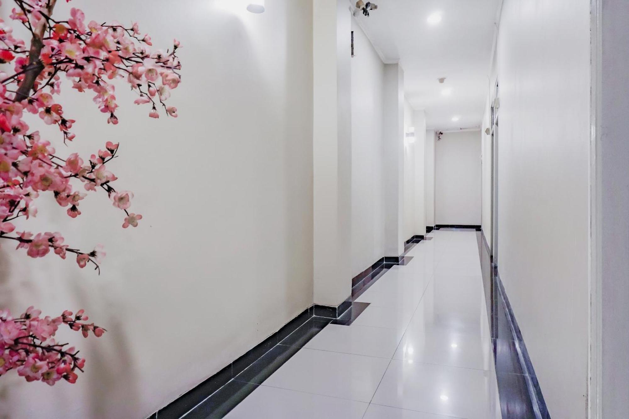 Oyo 117 Blueberry Homestay Джакарта Экстерьер фото