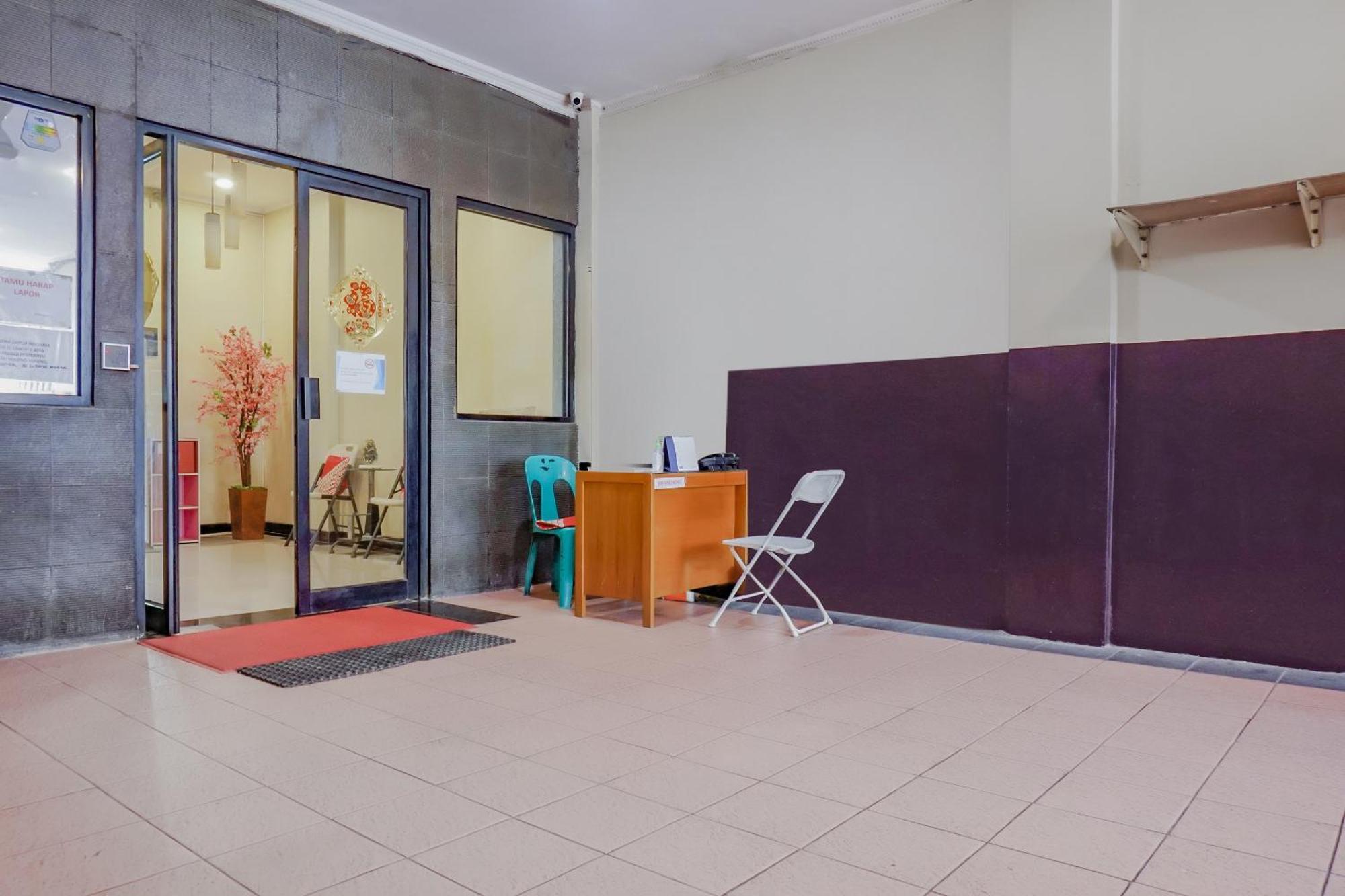 Oyo 117 Blueberry Homestay Джакарта Экстерьер фото