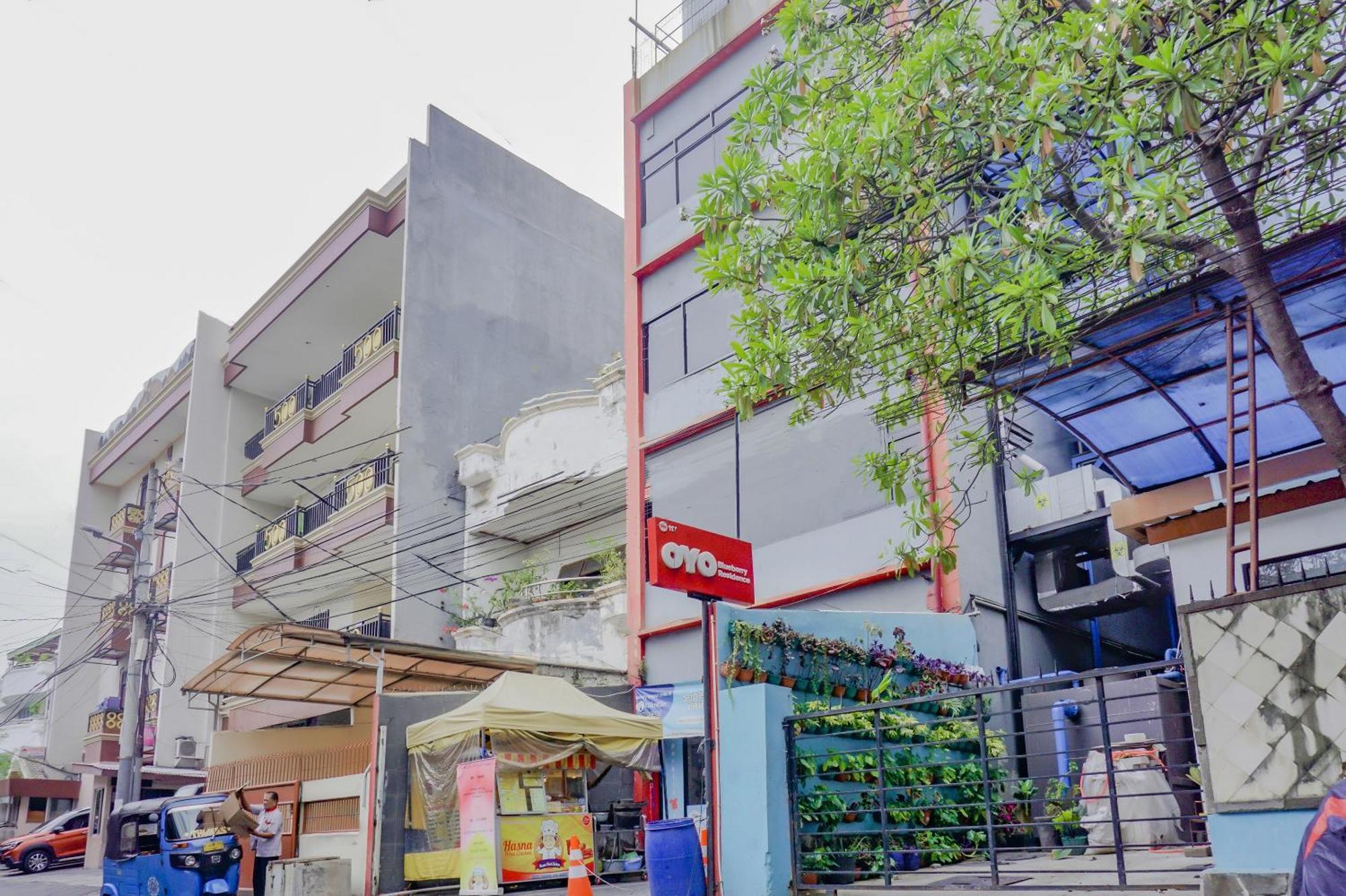 Oyo 117 Blueberry Homestay Джакарта Экстерьер фото